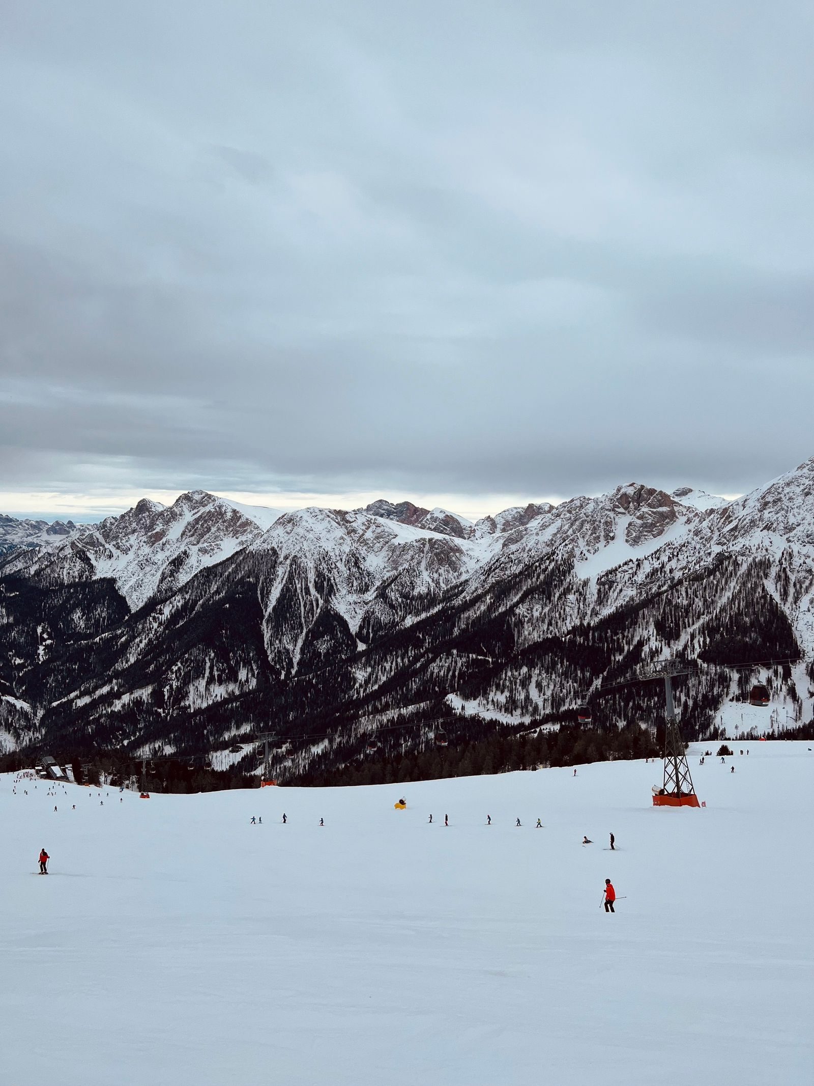 Pistas de esquí de Ordino Arcalís en Andorra con esquiadores