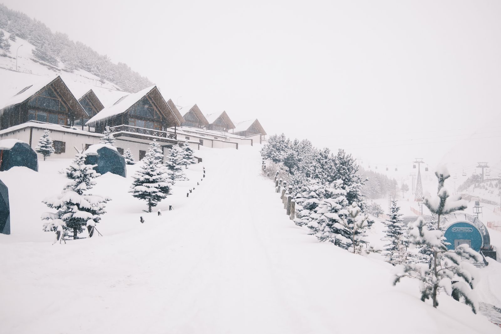 Pueblo y pistas de la estación de esquí de Pal Arinsal en Andorra