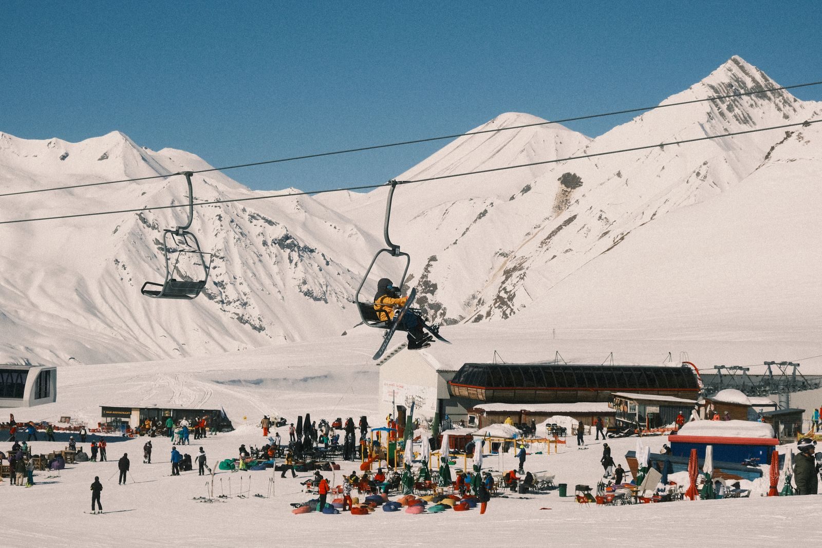 Estación de esquí de Grandvalira con remonte y esquiadores en Andorra