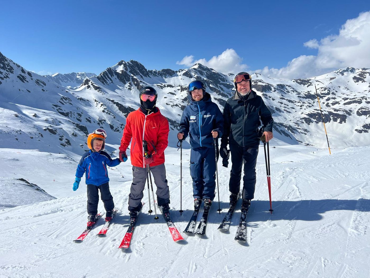 Marc dando una clase de esquí en familia en Andorra, con padres e hijo en pista