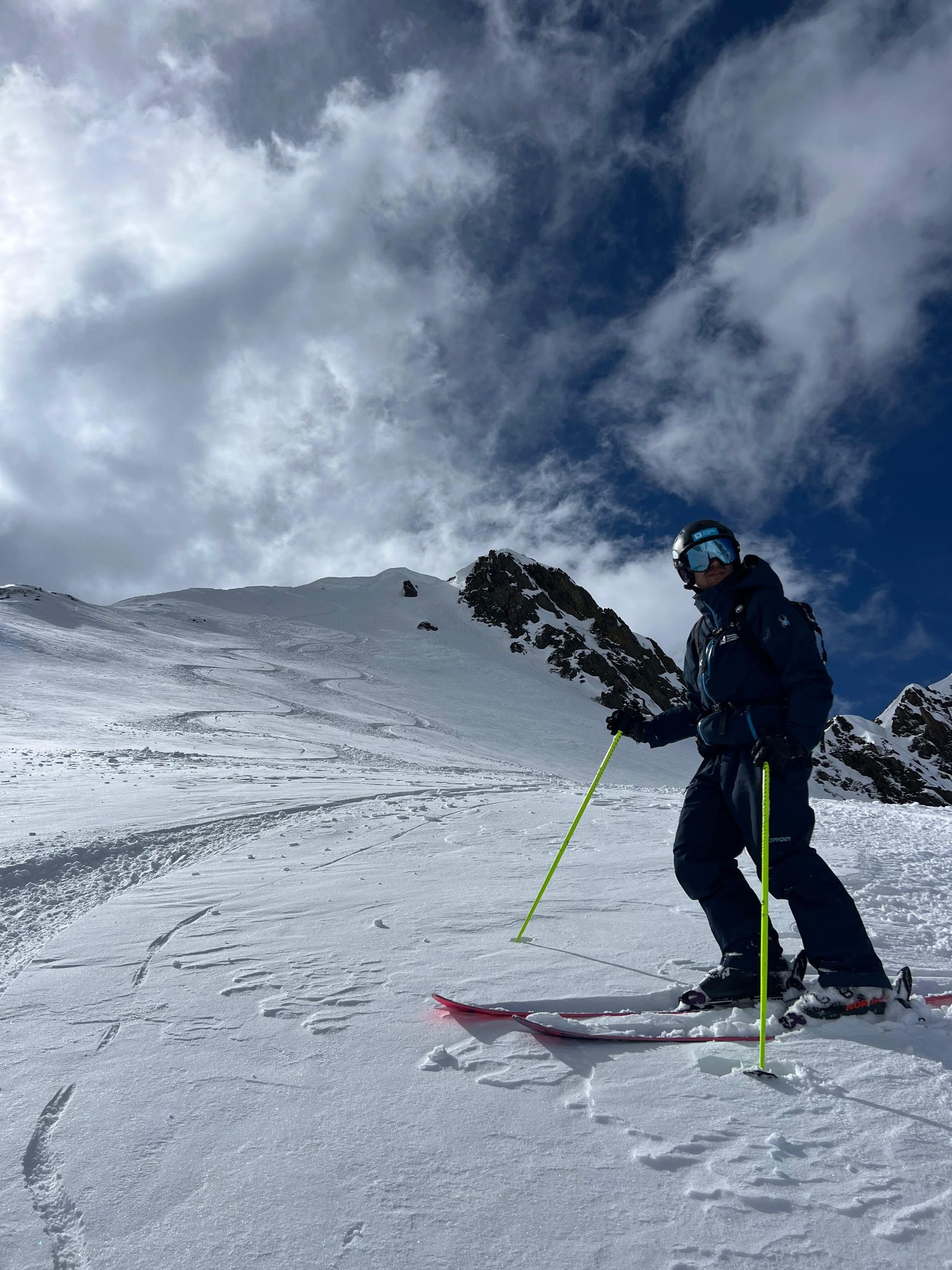 Marc, instructor de clases de esquí en Andorra, en las pistas de Ordino Arcalís